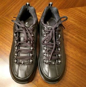 Women's slip resistant shoes